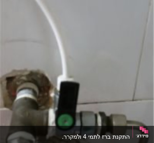 צינור מים עם ברז פלסטיק על קיר